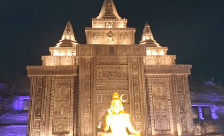 आदित्यपुर: हिमाचल के प्राचीन शिव मंदिर की तर्ज पर बना प्रवीण सिंह सेवा संस्थान का दुर्गा पूजा पंडाल,बिहार की खेल मंत्री श्रेयसी सिंह ने किया उद्घाटन