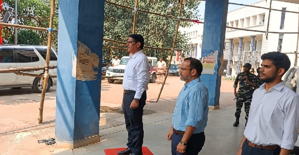 दुर्गा पूजा की तैयारियों का जायजा लेने सरायकेला पहुंचे कोल्हान आयुक्त रवि रंजन कुमार विक्रम