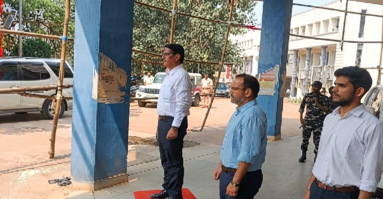 दुर्गा पूजा की तैयारियों का जायजा लेने सरायकेला पहुंचे कोल्हान आयुक्त रवि रंजन कुमार विक्रम
