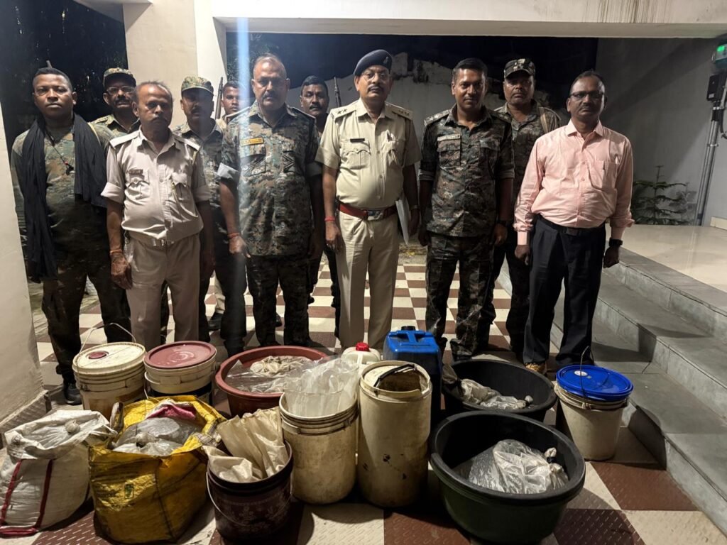 जमशेदपुर में दुर्गा पूजा से पहले अवैध शराब पर उत्पाद विभाग की बड़ी कार्रवाई, परसुडीह से 320 लीटर महुआ शराब जब्त