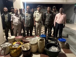 जमशेदपुर में दुर्गा पूजा से पहले अवैध शराब पर उत्पाद विभाग की बड़ी कार्रवाई, परसुडीह से 320 लीटर महुआ शराब जब्त