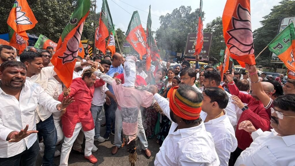 जमशेदपुर में भाजपा का प्रदर्शन, कांग्रेस और राहुल गांधी का पुतला दहन कर जताया विरोध