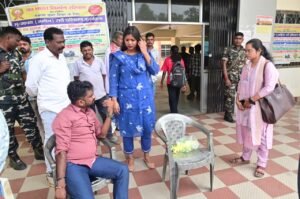 पोटका: विधायक संजीव सरदार का ब्लॉक ऑफिस में छापा; गायब मिले अफसर तो मुख्य गेट पर ही कुर्सी लगाकर बैठे