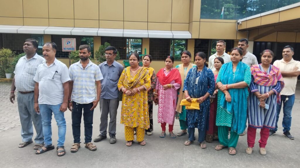 डीसी कार्यालय पहुंचे पुड़ीहासा के ग्रामीण, अभियंता और संवेदक के लोगो पर पैसे लेकर रास्ता छोड़ने व धमकी देने का आरोप