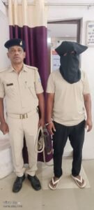 जमशेदपुर: जिला बदर अपराधी सोनू शंख उर्फ चड्डे गिरफ्तार, उलीडीह बस्ती में पुलिस ने की छापेमारी