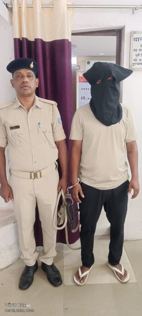 जमशेदपुर: जिला बदर अपराधी सोनू शंख उर्फ चड्डे गिरफ्तार, उलीडीह बस्ती में पुलिस ने की छापेमारी