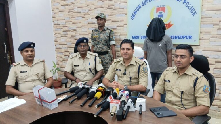 जमशेदपुर: मानगो बस स्टैंड के पास हथियार लेकर घूम रहा युवक गिरफ्तार, देशी पिस्टल और मैगजीन बरामद