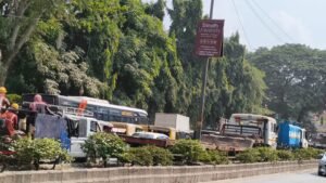 जमशेदपुर: साकची में भारी वाहनों से लगा जाम, मरीन ड्राइव पर भी छोटे वाहनों की आवाजाही प्रभावित