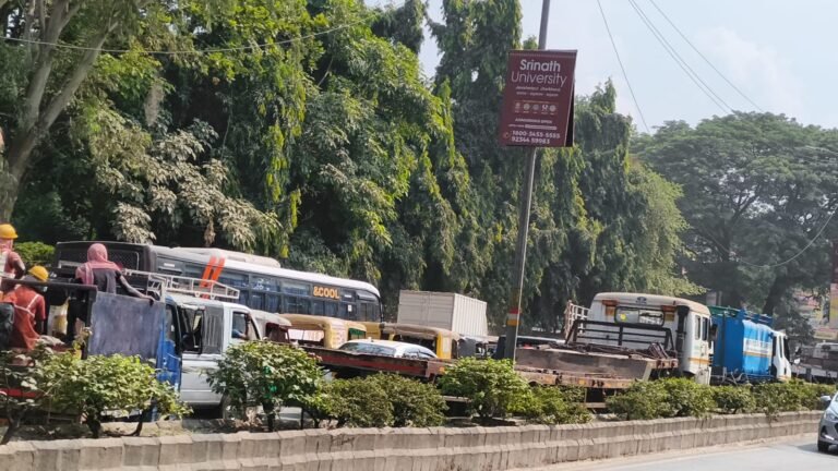 जमशेदपुर: साकची में भारी वाहनों से लगा जाम, मरीन ड्राइव पर भी छोटे वाहनों की आवाजाही प्रभावित