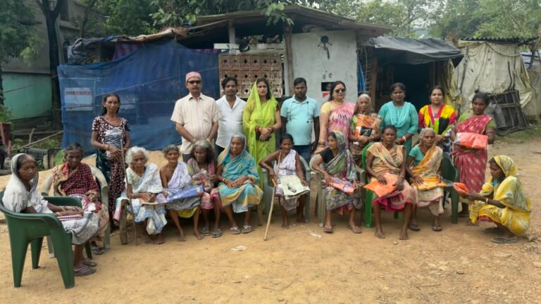 जमशेदपुर में दुर्गा पूजा पर ‘यात्रा’ संस्था ने जरूरतमंद महिलाओं के बीच बांटी साड़ियां