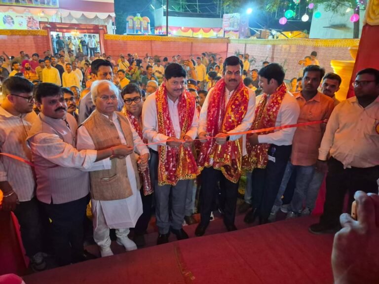 जमशेदपुर में एरिया दुर्गा पूजा समिति के पंडाल का उद्घाटन, डीसी राजीव रंजन और टाटा स्टील के वीपी डीबी सुंदररामम रहे मौजूद