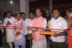 जमशेदपुर: पूर्व मुख्यमंत्री रघुवर दास ने किया कैलाश नगर दुर्गा पूजा पंडाल का उद्घाटन, सप्तमी से नवमी तक बंटेगा महाभोग