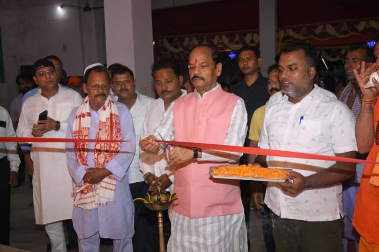 जमशेदपुर: पूर्व मुख्यमंत्री रघुवर दास ने किया कैलाश नगर दुर्गा पूजा पंडाल का उद्घाटन, सप्तमी से नवमी तक बंटेगा महाभोग