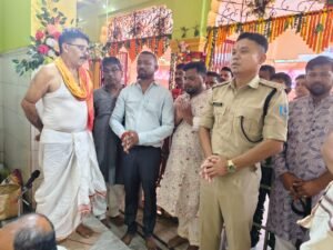 चांडिल दुर्गा मंदिर पहुंचे एसपी मनोज स्वर्गियारी, माँ दुर्गा से मांगी क्षेत्र में शांति और खुशहाली