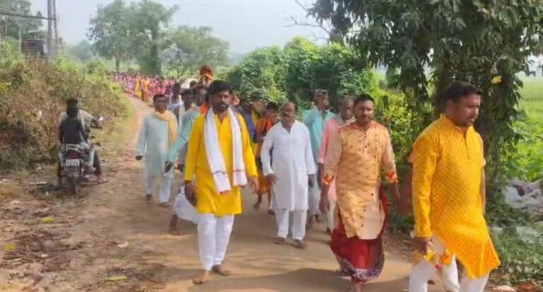बहरागोड़ा में महासप्तमी पर भक्ति का माहौल, मानुषमुड़िया में 108 महिलाओं ने निकाली भव्य कलश यात्रा