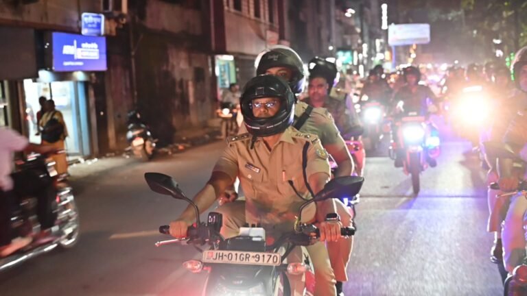 दुर्गा पूजा को लेकर जमशेदपुर पुलिस अलर्ट, एसएसपी एहतेशाम वकारिब और एसपी सिटी ने की बाइक पेट्रोलिंग