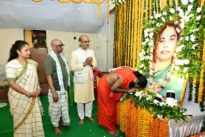 बाबा रामदेव पहुंचे हेमंत सोरेन के पैतृक गांव नेमरा, दिवंगत रूपी सोरेन को दी श्रद्धांजलि
