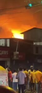 कोलकाता के बाघाजतिन बाजार में भीषण आग, 48 दुकानें जलकर राख; दमकल की 15 गाड़ियां पहुंचीं