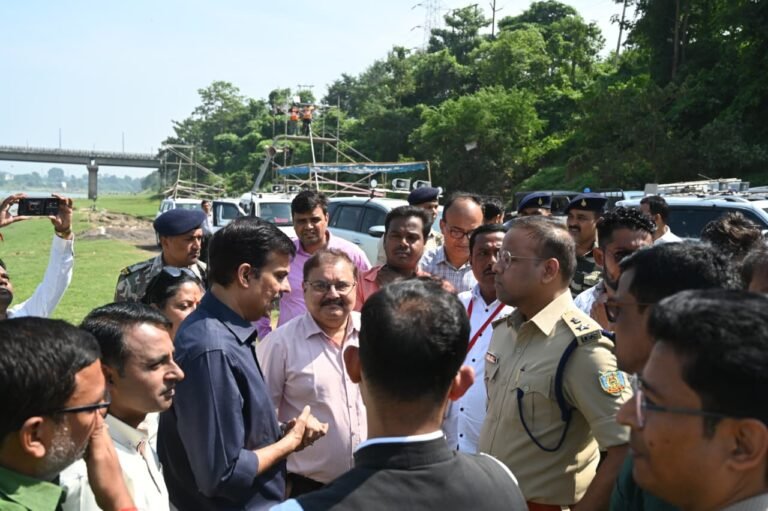 जमशेदपुर में दुर्गा प्रतिमा विसर्जन को लेकर प्रशासन अलर्ट, उपायुक्त और एसएसपी ने घाटों का किया निरीक्षण