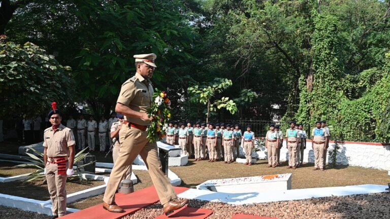 जमशेदपुर में पुलिस स्मृति दिवस पर शहीद जवानों को श्रद्धांजलि, परिजनों को शॉल और पुष्पगुच्छ देकर किया सम्मानित