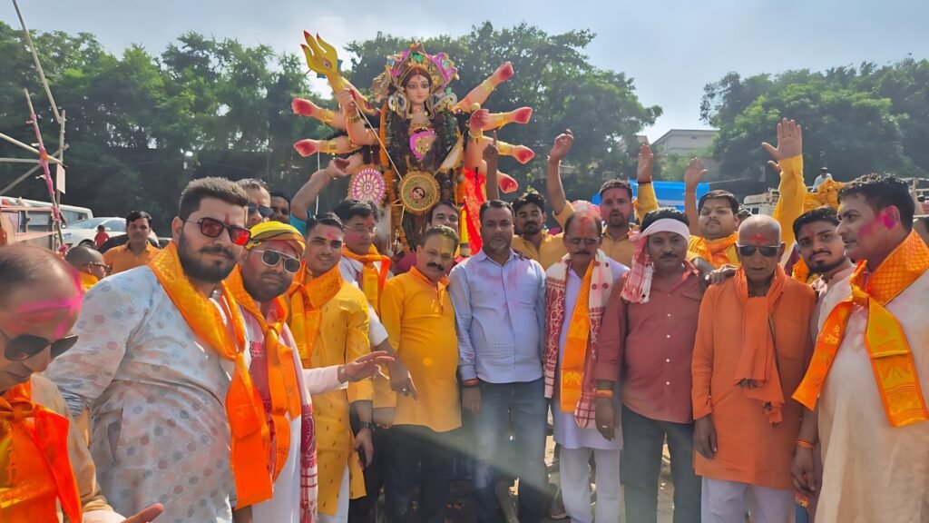 जमशेदपुर: कैलाश नगर में नम आंखों से मां दुर्गा को दी गई विदाई,पारिवारिक माहौल में संपन्न हुआ दुर्गा पूजा महोत्सव