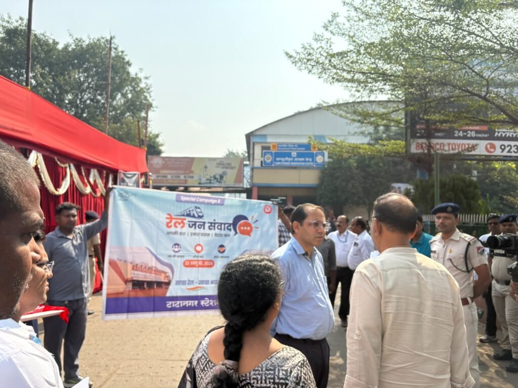 चक्रधरपुर मंडल के 78 स्टेशनों पर रेल जन संवाद, टाटानगर में डीआरएम तरुण हुरिया ने यात्रियों से लिया फीडबैक