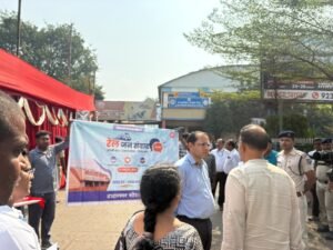 चक्रधरपुर मंडल के 78 स्टेशनों पर रेल जन संवाद, टाटानगर में डीआरएम तरुण हुरिया ने यात्रियों से लिया फीडबैक