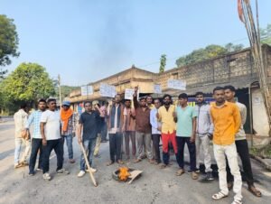 जादूगोड़ा में 23 सूत्री मांगों को लेकर विस्थापितों का प्रदर्शन, यूसील में अयस्क ढुलाई रुका