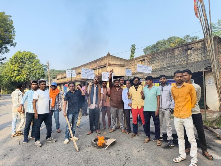 जादूगोड़ा में 23 सूत्री मांगों को लेकर विस्थापितों का प्रदर्शन, यूसील में अयस्क ढुलाई रुका
