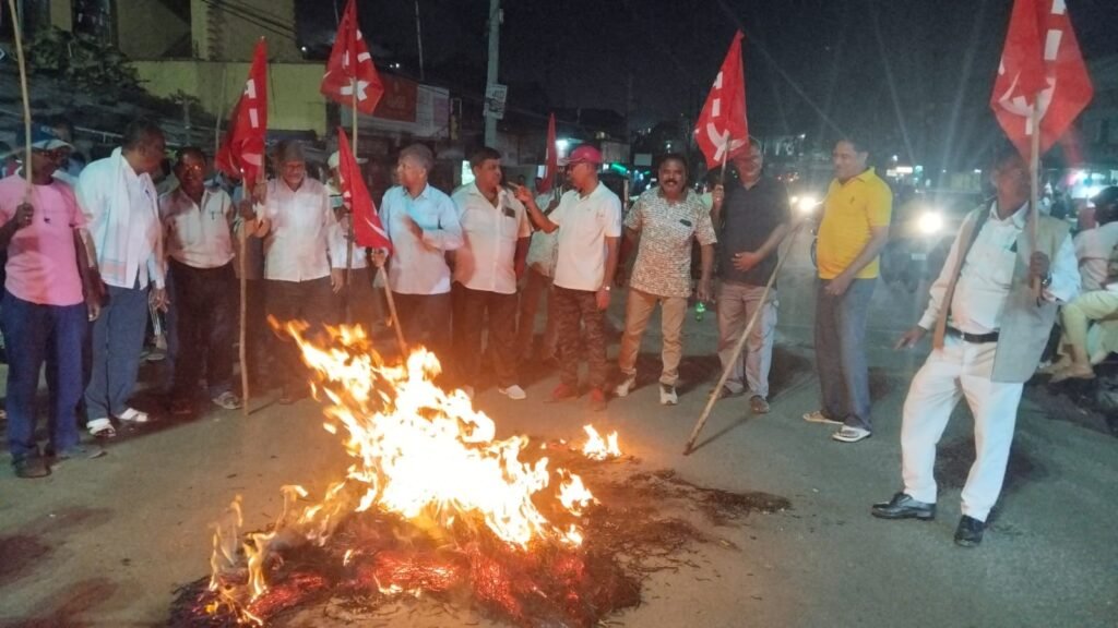 एसआईआर सूची में कथित गड़बड़ी के विरोध में सीपीआई का प्रदर्शन, ज्ञानेश कुमार का पुतला फूंका