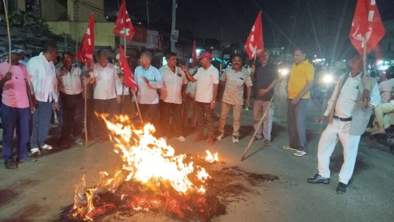 एसआईआर सूची में कथित गड़बड़ी के विरोध में सीपीआई का प्रदर्शन, ज्ञानेश कुमार का पुतला फूंका