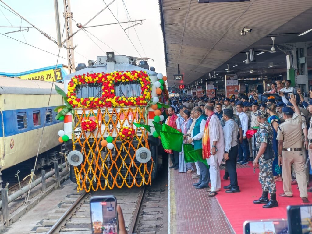 जमशेदपुर: टाटानगर से संतरागाछी-खातीपुरा (जयपुर) एक्सप्रेस का ट्रायल रन शुरू; सांसद और विधायकों ने दिखाई हरी झंडी
