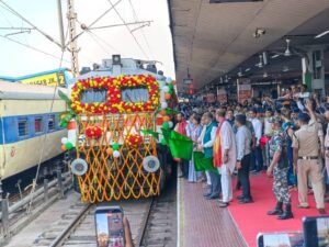 जमशेदपुर: टाटानगर से संतरागाछी-खातीपुरा (जयपुर) एक्सप्रेस का ट्रायल रन शुरू; सांसद और विधायकों ने दिखाई हरी झंडी