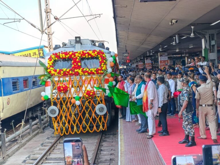 जमशेदपुर: टाटानगर से संतरागाछी-खातीपुरा (जयपुर) एक्सप्रेस का ट्रायल रन शुरू; सांसद और विधायकों ने दिखाई हरी झंडी