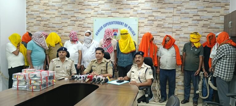 जमशेदपुर: बिरसानगर में पुलिस ने जुए के अड्डे पर मारी छापेमारी; ₹7.67 लाख नकद, 16 स्मार्टफोन के साथ 15 जुआरी गिरफ्तार
