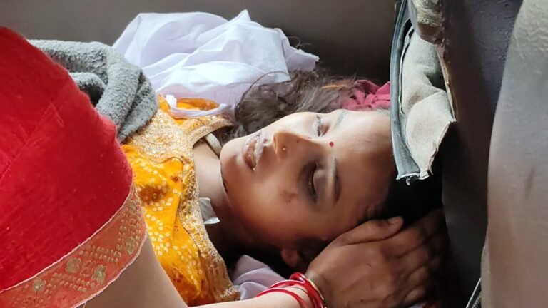 आदित्यपुर में नवविवाहिता की संदिग्ध मौत, शव लेकर अपार्टमेंट पहुंचे परिजन