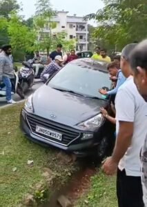 जमशेदपुर: टेल्को प्लाजा मार्केट के पास नाली में घुसी कार, बाल-बाल बचे महिला, पुरुष और बच्चा