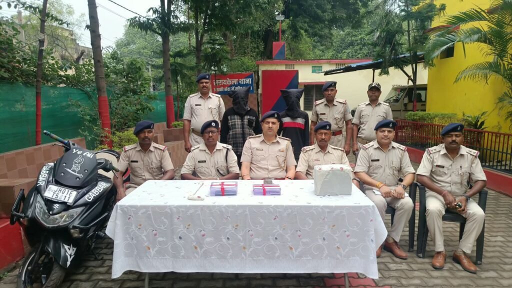 सरायकेला में दो अंतरजिला चोर गिरफ्तार, टाटा मैजिक की बैटरी और ट्रैक्टर शोरूम में चोरी का खुलासा