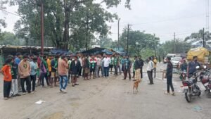 जाराईकेला में सड़क निर्माण की मांग पर ग्रामीणों का प्रदर्शन, एनएच -320डी जाम