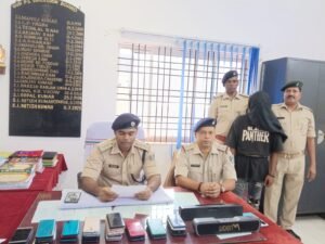 गुवा में मोबाइल दुकान में चोरी का खुलासा, 19 वर्षीय आरोपी गिरफ्तार; 35 मोबाइल बरामद