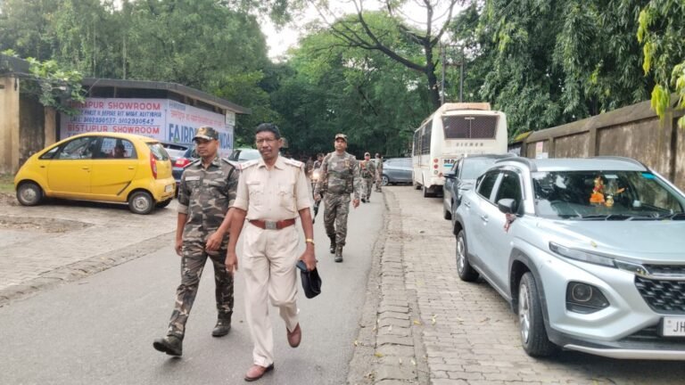 जमशेदपुर में अपराध नियंत्रण को लेकर पुलिस का फ्लैग मार्च, असामाजिक तत्वों को दिया सख्त संदेश