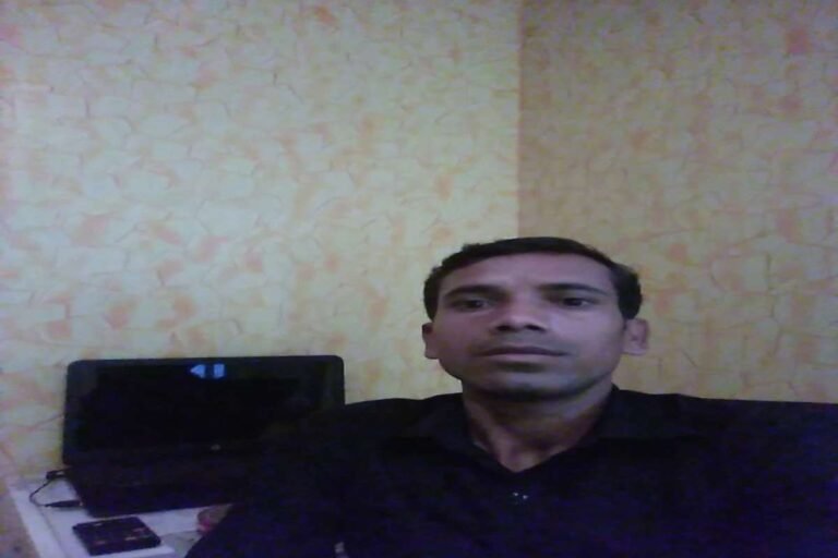 सरायकेला: सड़क हादसे में वार्ड सदस्य मनोरंजन महतो की मौत, आक्रोशित ग्रामीणों ने किया सड़क जाम