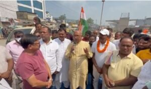 एनएच -33 की धूल के खिलाफ डिमना चौक पर पार्षद का धरना, सरयू राय के आश्वासन पर खत्म हुआ आंदोलन