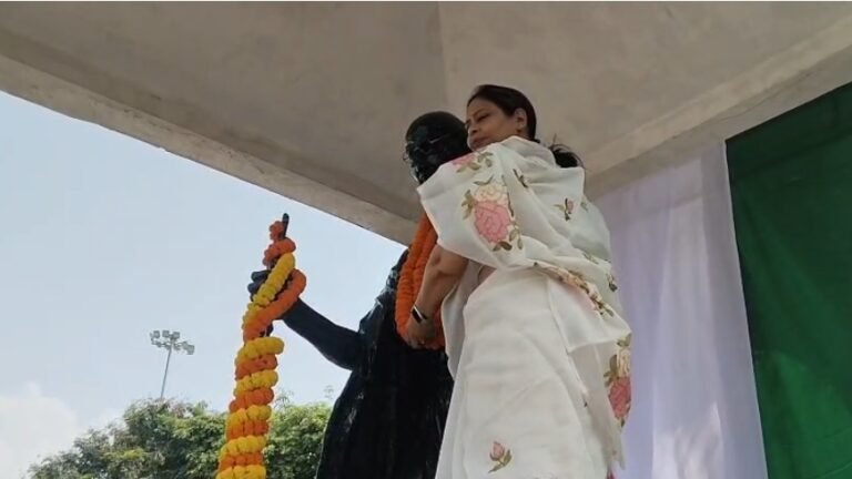 जमशेदपुर में गांधी और शास्त्री जयंती पर श्रद्धांजलि, डीसी राजीव रंजन और मेयर सुधा गुप्ता ने किया माल्यार्पण