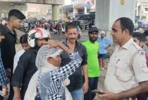 मानगो पुल पर महिला बच्चे सहित साथ नदी में कूदने की कोशिश , राहगीरों ने महिला को बचाया