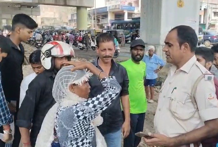 मानगो पुल पर महिला बच्चे सहित साथ नदी में कूदने की कोशिश , राहगीरों ने महिला को बचाया