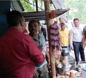 जमशेदपुर: अतिक्रमण हटाने पहुंचा प्रशासन की टीम को दुकानदारों का विरोध का करना पड़ा सामना ; बोले- 30-40 साल से यहीं चला रहे कारोबार