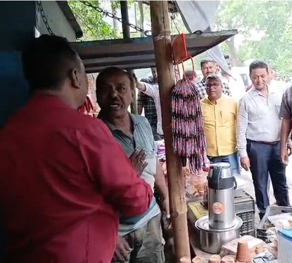 जमशेदपुर: अतिक्रमण हटाने पहुंचा प्रशासन की टीम को दुकानदारों का विरोध का करना पड़ा सामना ; बोले- 30-40 साल से यहीं चला रहे कारोबार