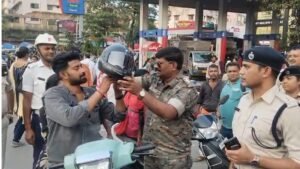 जमशेदपुर में ट्रैफिक पुलिस की अनोखी पहल, बिना हेलमेट पकड़े गए चालकों को दिया हेलमेट
