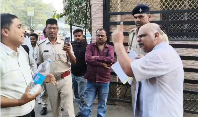 जमशेदपुर डीसी कार्यालय में आत्मदाह की कोशिश, राजेंद्र नगर सोसाइटी विवाद में कार्रवाई की मांग कर रहे अनुपम हिरासत में